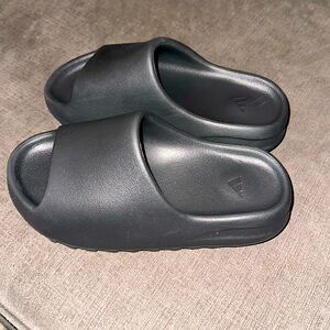 Kids Yeezy slides used